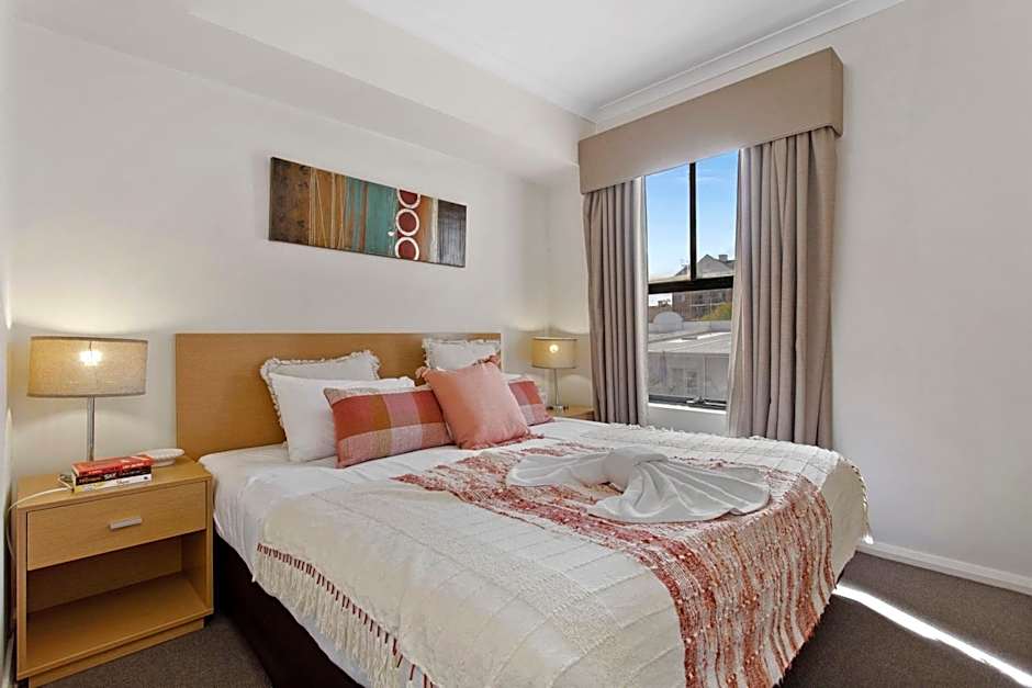 2BDR 1BTH - James Street Magic