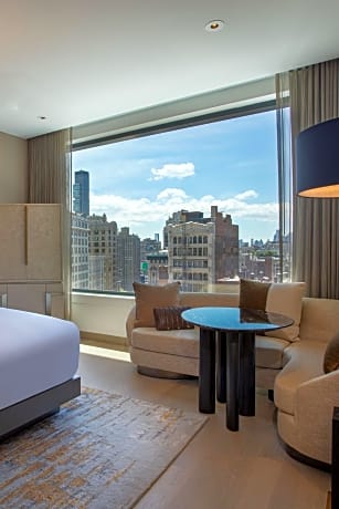 Manhattan King Room - Hearing Accessible/High Floor