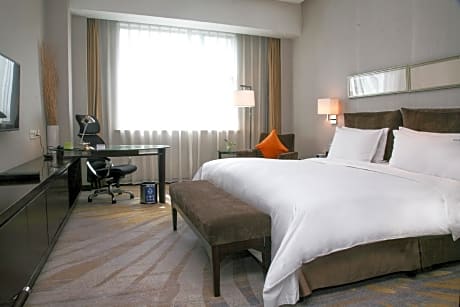 1 King Standard Top Floor Lounge Access