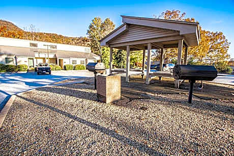 Mountain Loft Resort - Lake Lure, NC