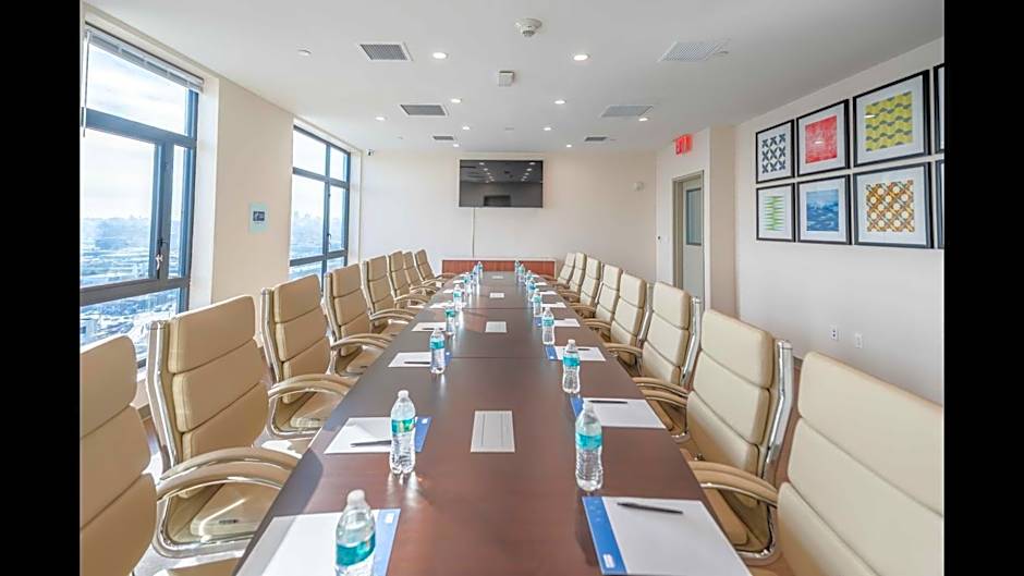 Holiday Inn Express Long Island City E New York By IHG
