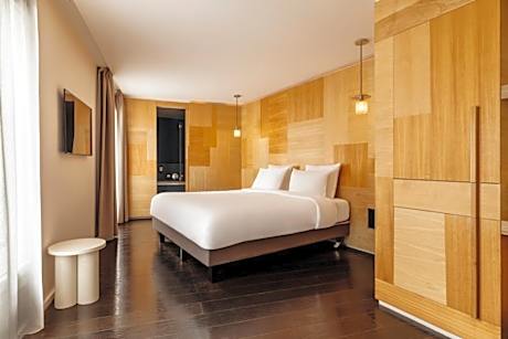 Suite Junior - with view on the Canal St Martin