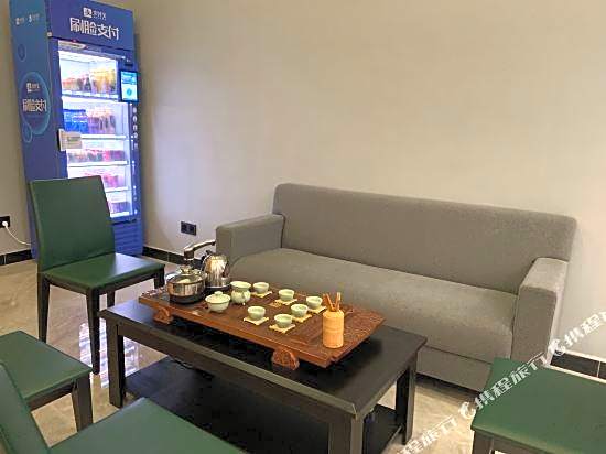 Hachi Hotel