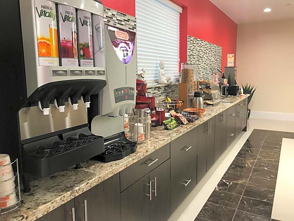 Econo Lodge Inn & Suites