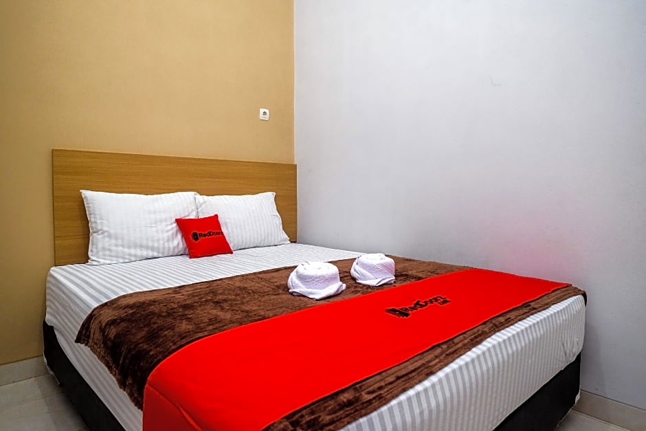 RedDoorz Syariah near Perempatan Kartasura