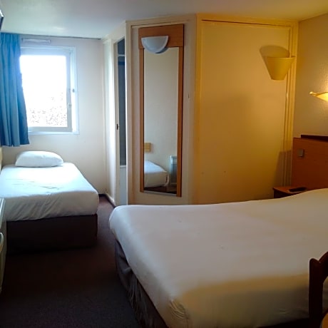 Triple Room (1 Double Bed + 1 Single Bed)