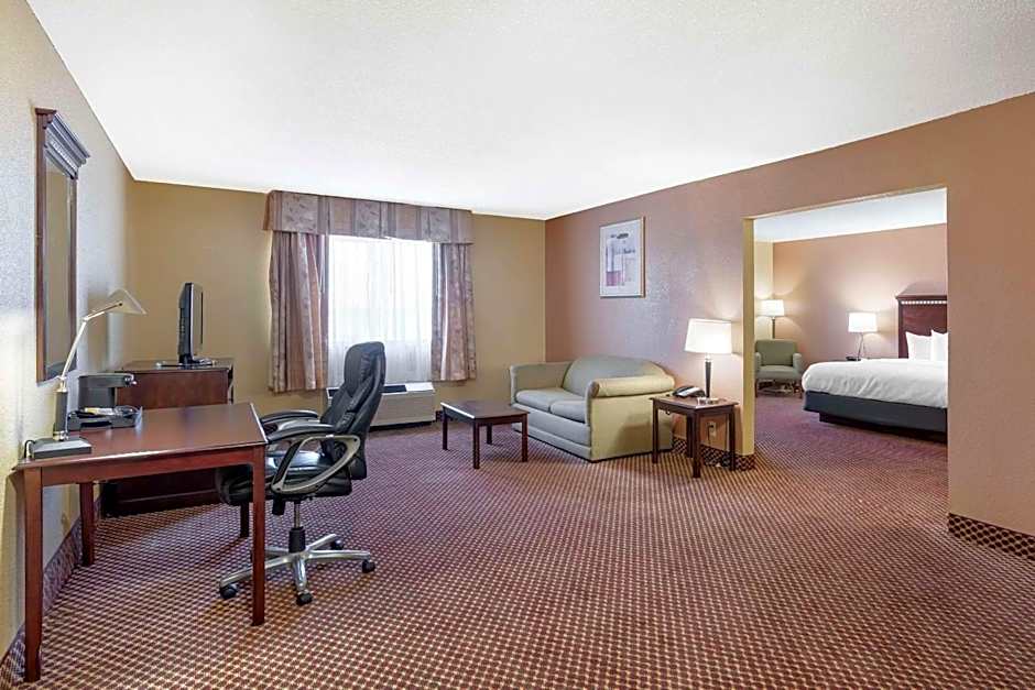 Quality Inn & Suites Bloomington University Area