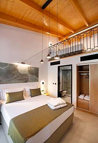 King Suite with Pool View