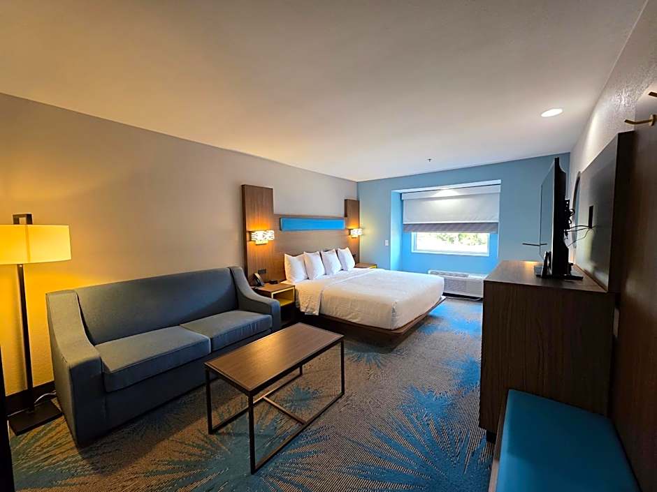 Days Inn & Suites by Wyndham Brandon Amphitheater