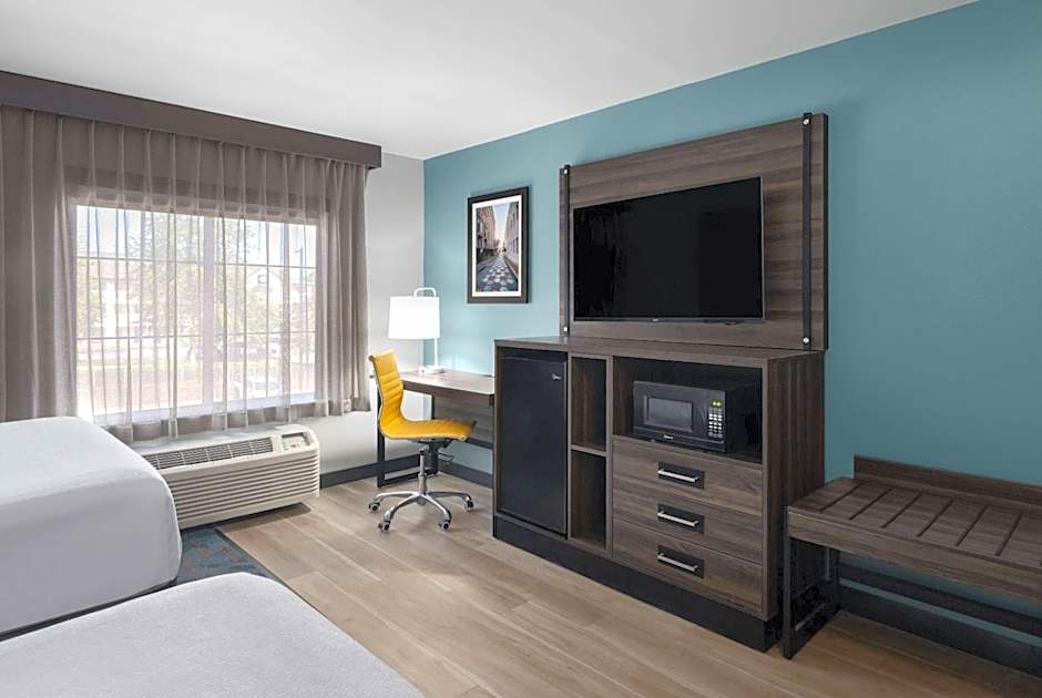 La Quinta Inn & Suites by Wyndham Greensboro