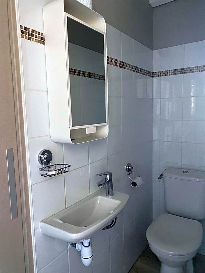 Proche du centre , au calme, Chambre indépendante avec Salle de bains -Petit déjeuner-Grande Terrasse