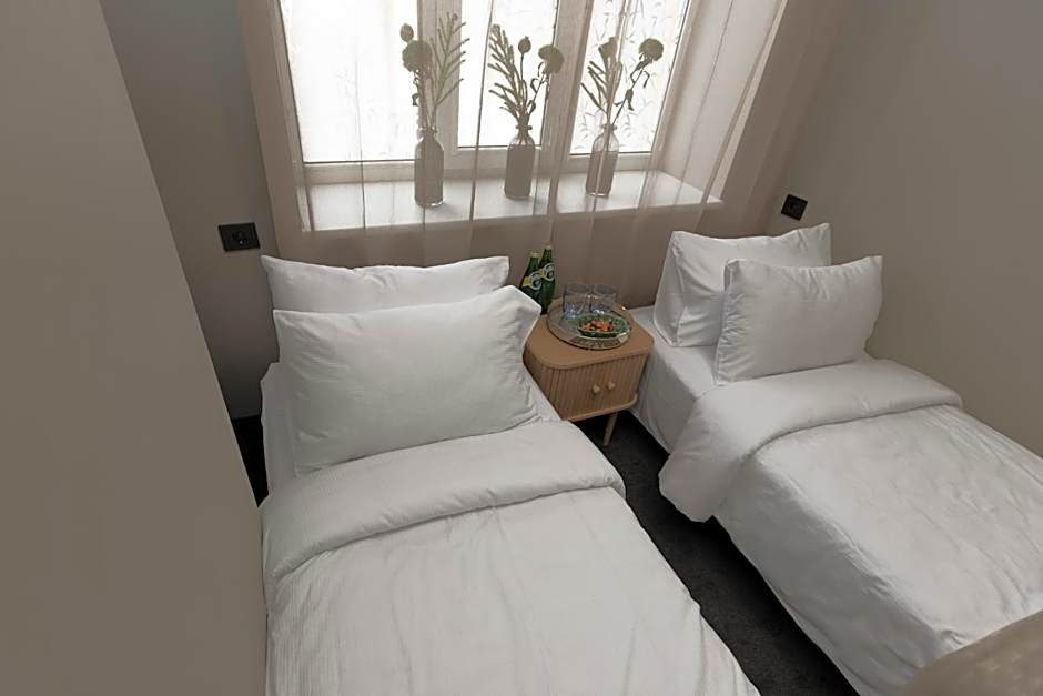 Happy Inn Rooms & Suites