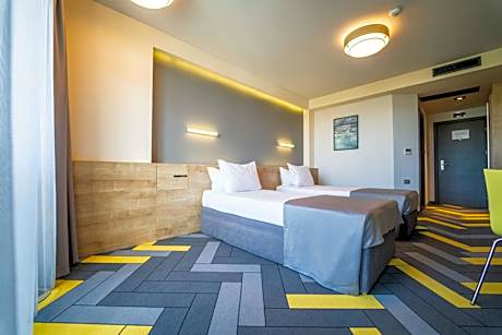 Promo Twin Room (2 Adults + 1 Child) - Free Mini-bar & Parking