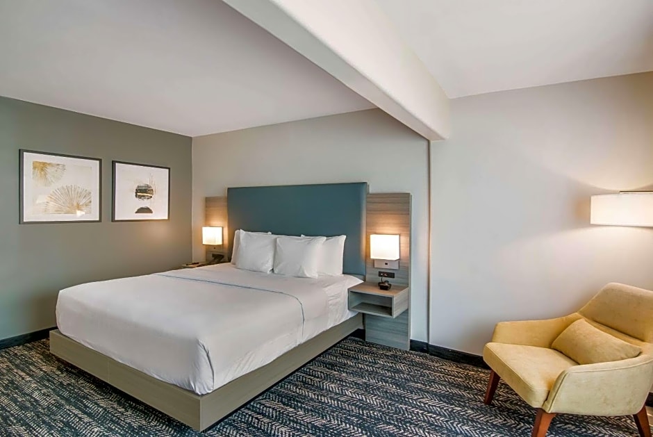 Hourglass Hotel, Ascend Hotel Collection