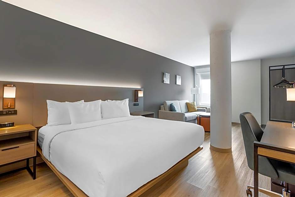 Comfort Inn & Suites Newark Liberty International Airport