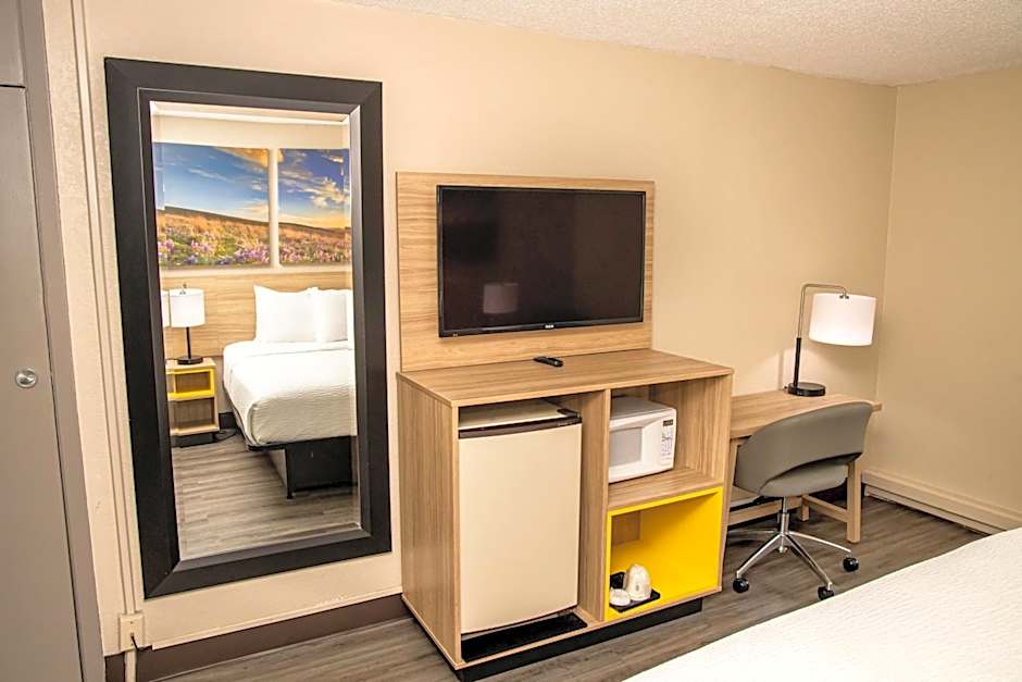 Days Inn and Suites by Wyndham Hammond, IN