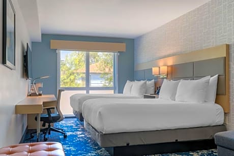 Queen Room with Two Queen Beds and Bath Tub - Mobility Accessible