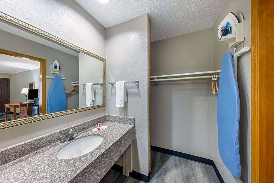 Super 8 by Wyndham Kansas City Airport