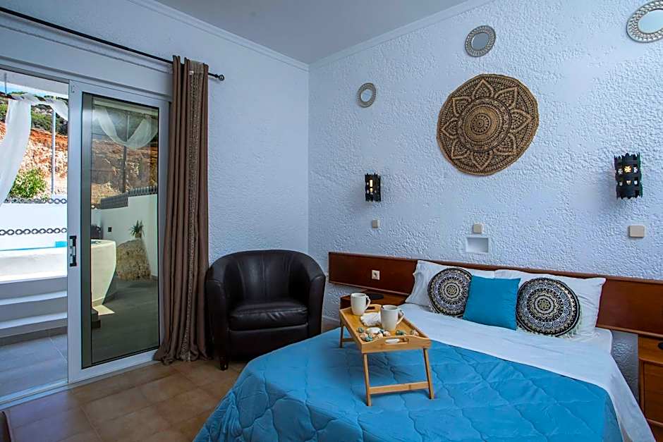CASA MIKELE by Sarikas - SEA SIDE SUITES and STUDIOS -adults only