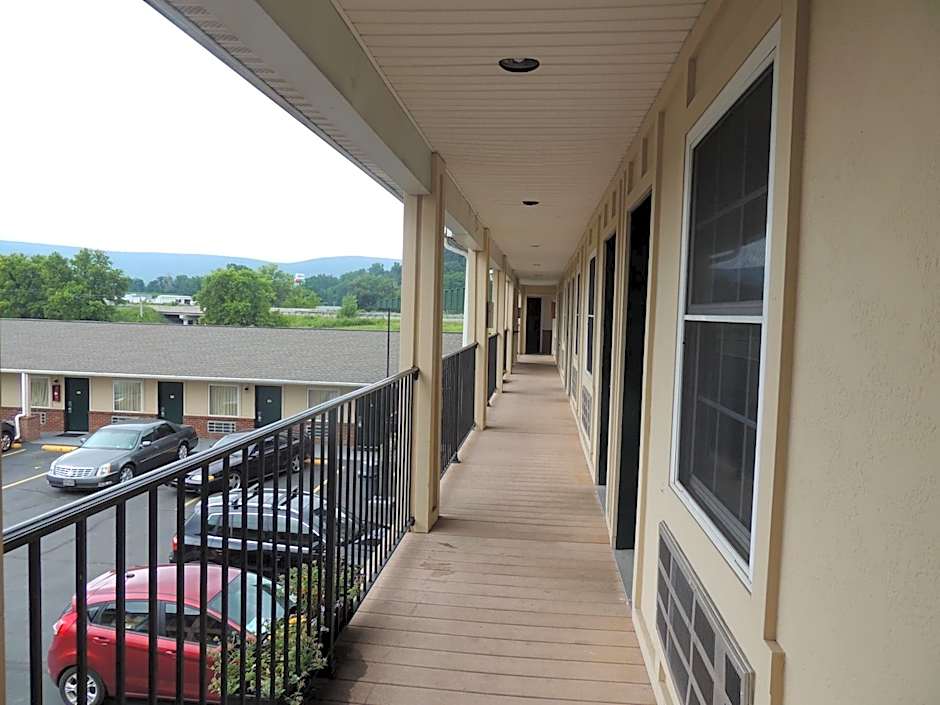 Super 8 by Wyndham Mifflinville Near Bloomsburg