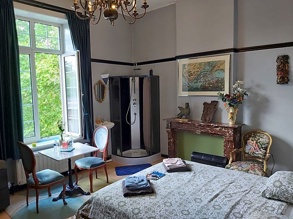 Château Lambert Moulinsart Hotel, shuttle airport, long term parking, snooker, large terrasse, dinner, breakfast