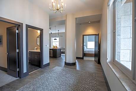 Deluxe King Suite