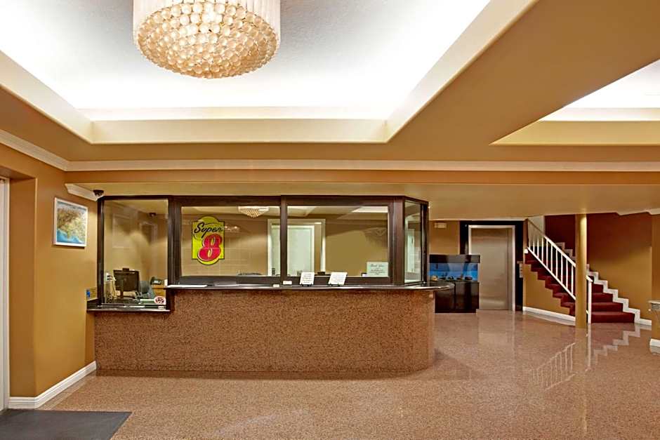 Super 8 by Wyndham Los Angeles Downtown
