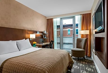 Executive Queen Room with Balcony, High Floor