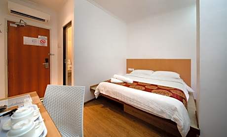 Deluxe Queen Room (No Window)