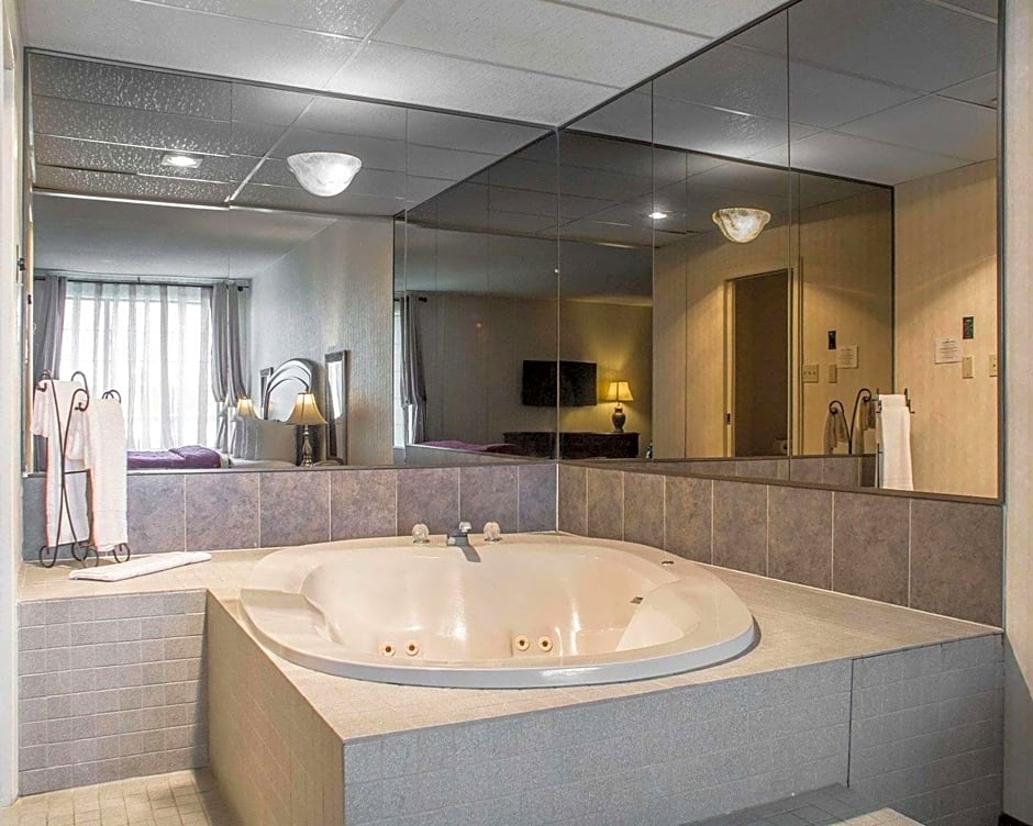 Quality Hotel & Suites Woodstock