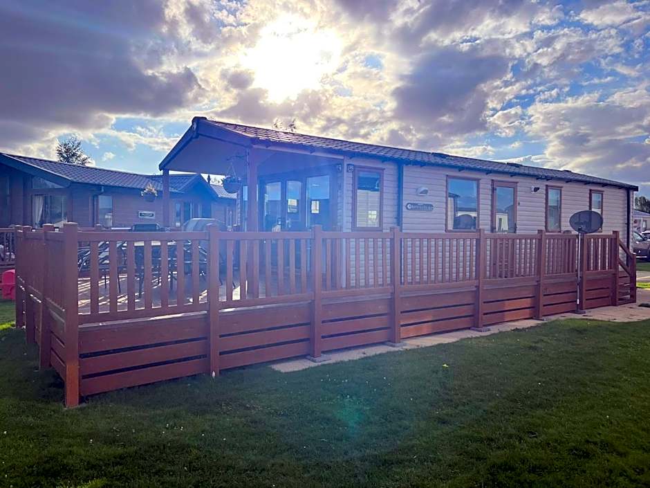 The Luxury break Sleeps 6 at 44 Kingfisher Court South facing