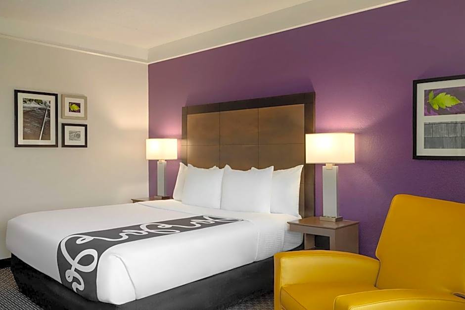 La Quinta Inn & Suites by Wyndham Arlington North Six Flags Drive