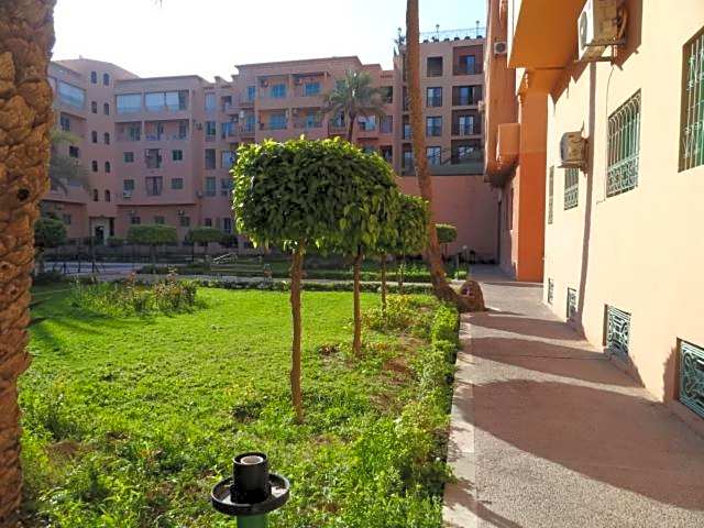 Manis Apartment Set in a Hotel Area