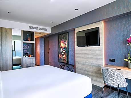 Space Triple Executive Room