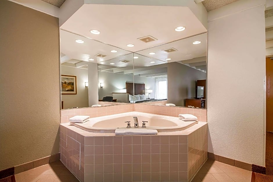 Comfort Inn & Suites Madison - Airport