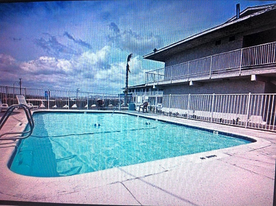 Hilltop Inn & Suites