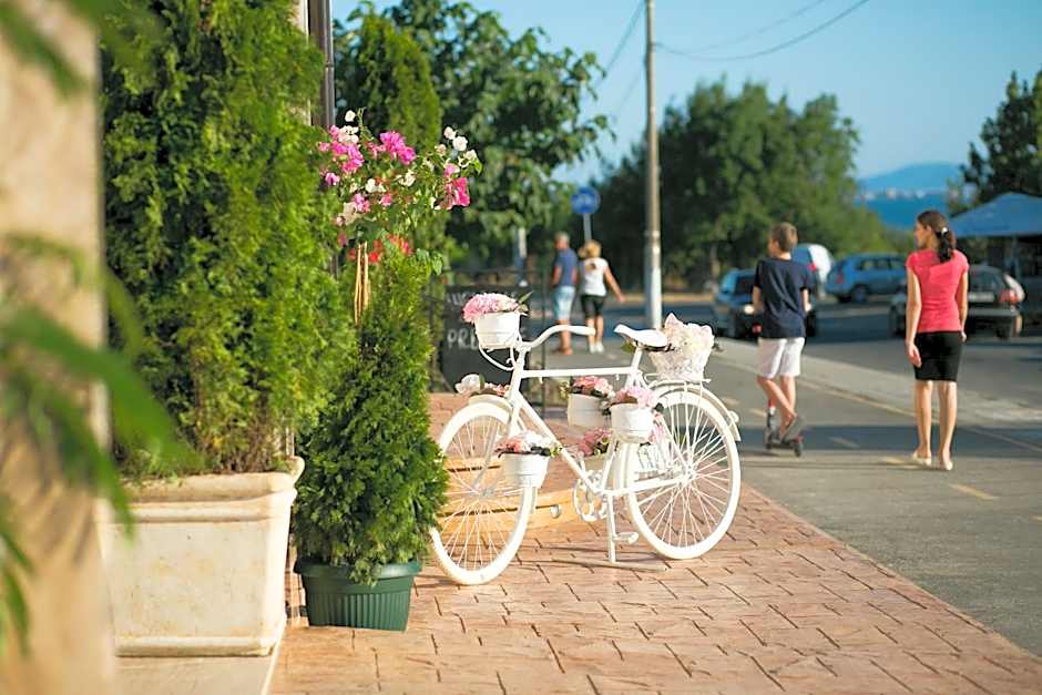 семеен хотел Прованс Ахелой