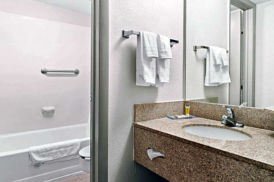 Days Inn & Suites by Wyndham Warren