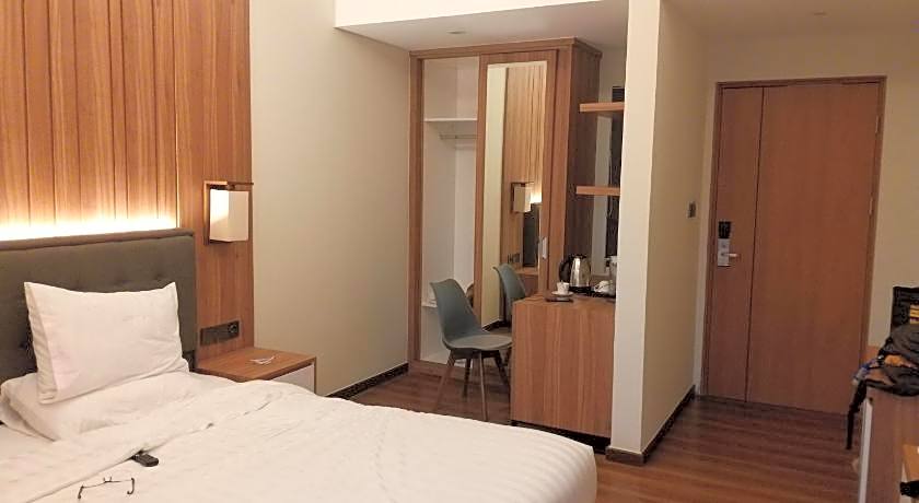 Urbanview Hotel Nardis Living near UMY