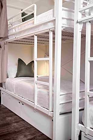 Entire 10 Bed Ensuite Dorm