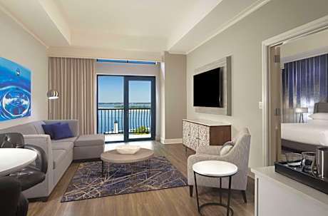 1 King Bed 1 Bedroom Suite W/ Balcony