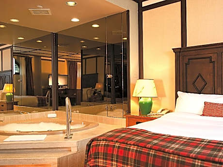 Deluxe Jacuzzi Suite, 1 King Bed