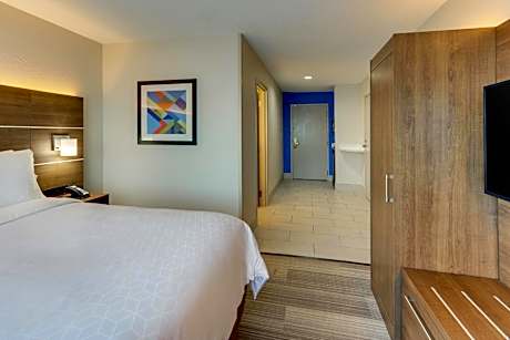 1 Queen Bed Standard Comm Access