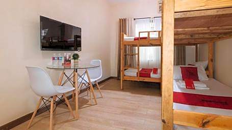 RedDoorz Plus @ Cuarto Verde Staycation