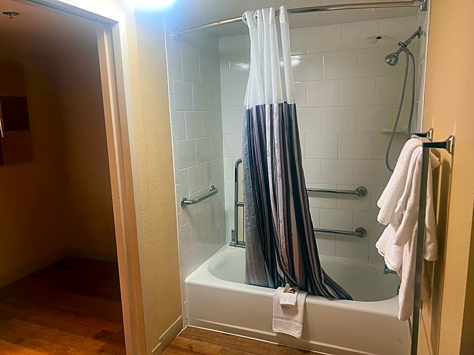 La Quinta Inn & Suites by Wyndham West Palm Beach Airport