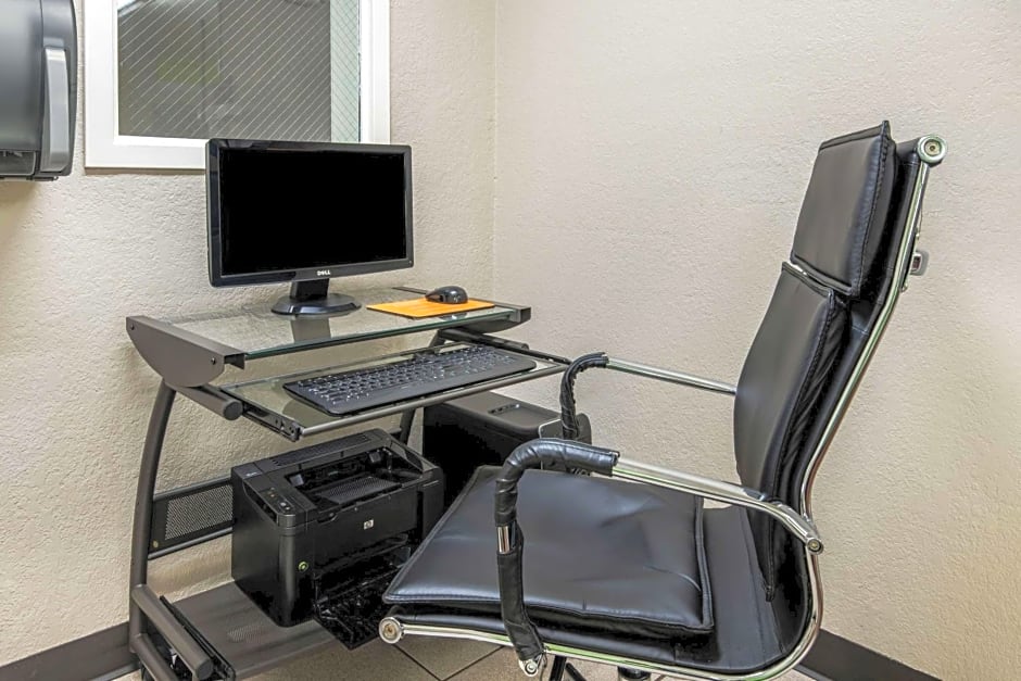 La Quinta Inn & Suites by Wyndham San Antonio Brooks City Base