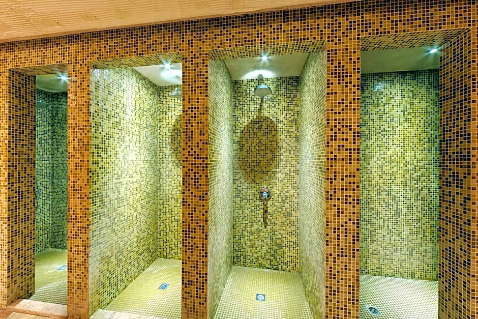 Grand Royale Apartment Complex & Spa