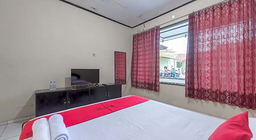 RedDoorz Syariah near Taman Kota Kuningan