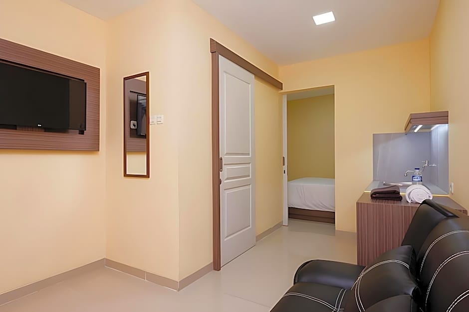 RedDoorz Plus near Paragon Mall Semarang