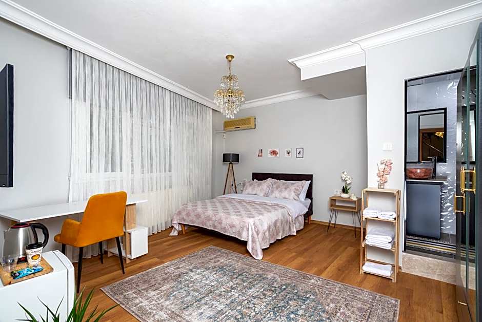8 Rooms House